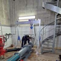 Portalkran über die Wendeltreppe zum Einsatzort. Keller einer kommunalen Pumpanlage.